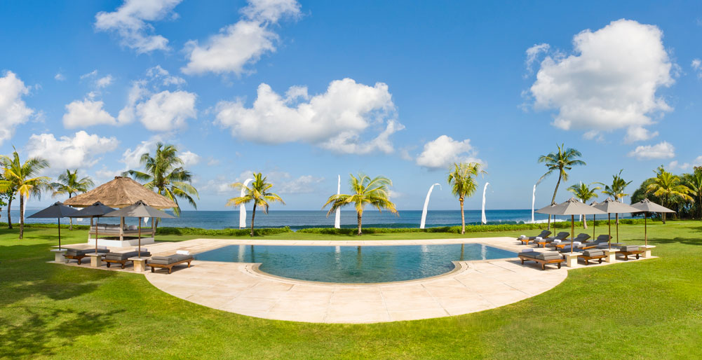 Atas Ombak - Pool and the sea